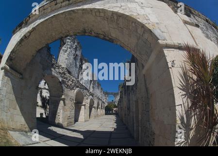 Ruines d'Oslob ( Museo Oslob ) ou église paroissiale à Oslob, Cebu aux Philippines. C'est un formidable édifice construit en corail. Commencé à la fin des années 1800 Banque D'Images