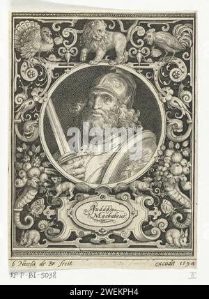 Portrait de Judas de Makkabeër en médaillon dans un cadre rectangulaire avec ornements, Nicolaes de Bruyn, 1594 impression Portrait de Judas de Makkabeër avec casque, épée et barbe en médaillon dans un cadre rectangulaire avec divers animaux tels qu'un lion, une dinde et un coq comme ornements avec des cornes d'abondance. Gravure sur papier Judas Maccabeus (pas dans le contexte biblique). Judas Maccabée (une des neuf valeurs) Banque D'Images