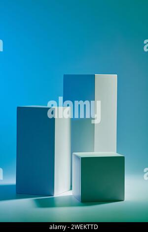 Fond abstrait avec podiums de cylindre blanc sur fond bleu clair pour la présentation du produit. Formes géométriques élégantes pour montrer votre maquette ou pro Banque D'Images
