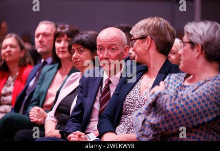 Pat McFadden, chancelier fantôme du duché de Lancaster, à la conférence du parti travailliste à Liverpool avec ses collègues travaillistes. Banque D'Images