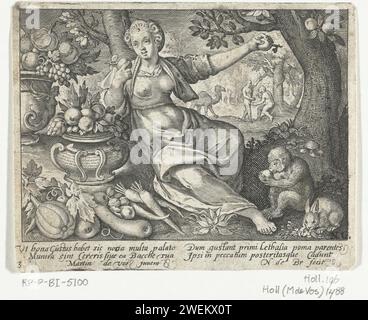 SENSE Taste, Nicolaes de Bruyn, d'après Maerten de vos, 1581 - 1656 print Femme personnification du goût sensoriel assise dans un paysage avec des vases pleins de fruits et légumes, elle mange d'une pomme tandis qu'un singe et un lapin mangent également. La chute d'Adam et Eva est montrée en arrière-plan. En marge sous deux lignes Latin. papier gravure goût, dégustation (un des cinq sens). Eve offre le fruit à Adam Banque D'Images