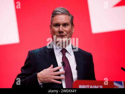 Sir Keir Starmer prononce son discours liminaire à la Conférence du Parti travailliste après que yaz Ashmawi est monté sur scène et lui a versé des paillettes en signe de protestation. Banque D'Images