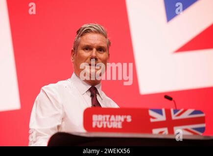 Sir Keir Starmer prononce son discours liminaire à la Conférence du Parti travailliste après que yaz Ashmawi est monté sur scène et lui a versé des paillettes en signe de protestation. Banque D'Images