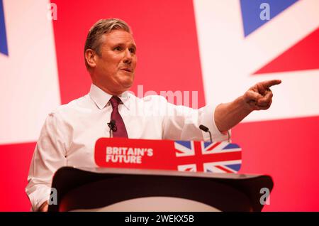 Sir Keir Starmer prononce son discours liminaire à la Conférence du Parti travailliste après que yaz Ashmawi est monté sur scène et lui a versé des paillettes en signe de protestation. Banque D'Images