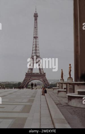 Strassencafe Frankreich, 20240101, Aufnahme ca. 1965, Stadtaufnahme, Eifelturm *** Street Cafe France, 20240101, photo ca 1965, vue ville, Tour Eiffel Banque D'Images