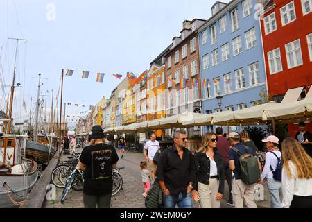 Copenhague, Danemark - 17 août 2023 : le Nyhavn Canal.touristes croisière touristique sur le bateau par Nyhavn remblai avec des bars et des restaurants dans buildi Banque D'Images
