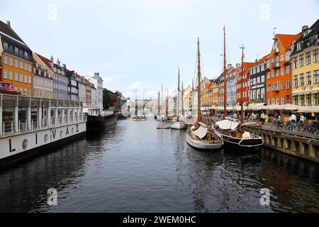 Copenhague, Danemark - 17 août 2023 : le Nyhavn Canal.touristes croisière touristique sur le bateau par Nyhavn remblai avec des bars et des restaurants dans buildi Banque D'Images