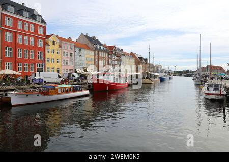 Copenhague, Danemark - 17 août 2023 : le Nyhavn Canal.touristes croisière touristique sur le bateau par Nyhavn remblai avec des bars et des restaurants dans buildi Banque D'Images