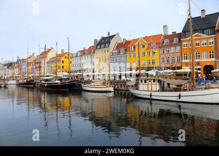 Copenhague, Danemark - 17 août 2023 : le Nyhavn Canal.touristes croisière touristique sur le bateau par Nyhavn remblai avec des bars et des restaurants dans buildi Banque D'Images