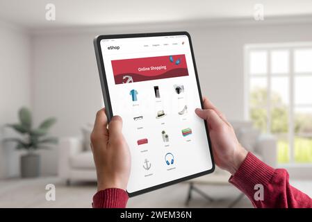 Les mains tiennent une tablette affichant une page Web de commerce électronique avec des catégories de produits. Concept de magasinage en ligne pratique à partir de la maison, offrant un et transparent Banque D'Images