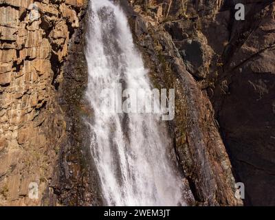 Superbe paysage aérien photographié capturant la beauté naturelle et la puissance d'une cascade dans la région de l'Altaï, en Russie. Banque D'Images
