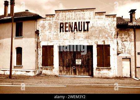 Garage Renault abandonné en sépia Banque D'Images