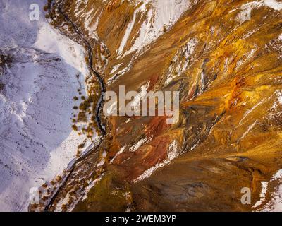 Prise de vue aérienne capturant les superbes couleurs et textures naturelles de Kyzyl-Chin, également connu sous le nom de Mars dans l'Altaï, en Russie. Banque D'Images