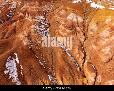 Superbe vue aérienne des paysages de Kyzyl-Chin comme Mars avec des collines vibrantes dans l'Altaï. Un affichage de la palette de la nature. Banque D'Images