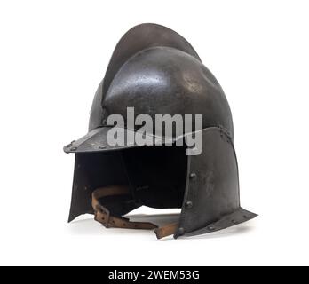 Casque historique de la Guerre de trente ans, isolé sur fond blanc Banque D'Images