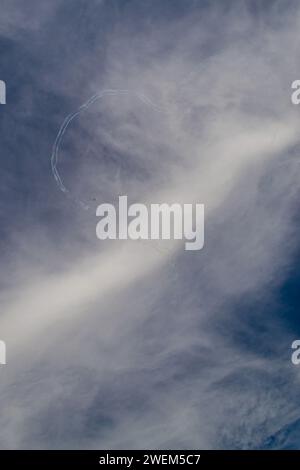 deux avions dessinent un cœur sur le ciel bleu sur fond de nuages blancs Banque D'Images