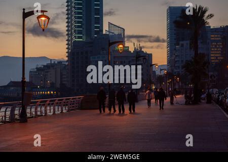 Les gens marchent sur la promenade au coucher du soleil Beyrouth Liban Moyen-Orient Banque D'Images