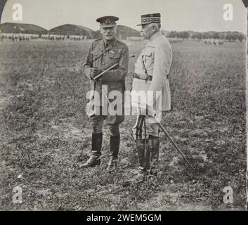 Photographie stéréoscopique intitulée '31. Le maréchal Haig et le général Antoine à Review of French First Division, américain, 1914-1919 Banque D'Images