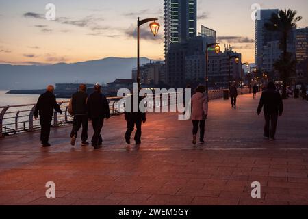 Les gens marchent sur la promenade au coucher du soleil Beyrouth Liban Moyen-Orient Banque D'Images