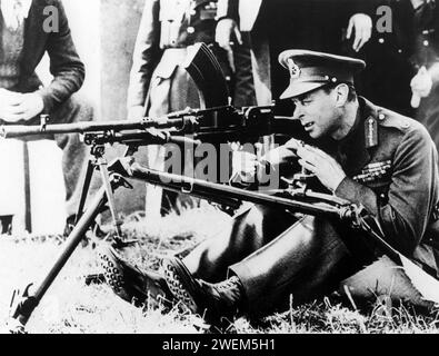 Le roi George VI tire une mitrailleuse légère Bren à la Royal Small Arms Factory, Enfield, Grande-Bretagne, le 2 juin 1940 Banque D'Images