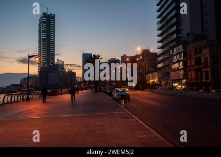 Les gens marchent sur la promenade au coucher du soleil Beyrouth Liban Moyen-Orient Banque D'Images