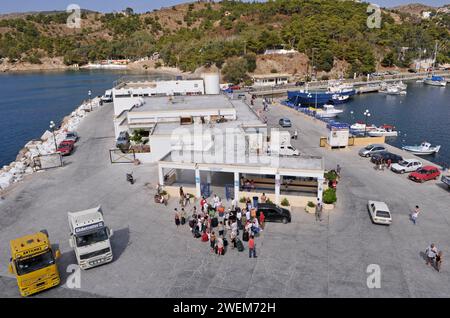 Les gens qui attendent le bateau de ferry dans le port de Lakki, île de Leros, Dodécanèse, îles, Grèce Banque D'Images