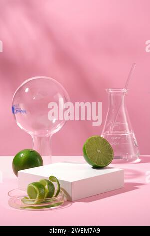 Scène pour le produit publicitaire avec concept de laboratoire - chaux fraîche et peau décorée sur fond rose avec verrerie de laboratoire. Podium blanc vide pour p Banque D'Images