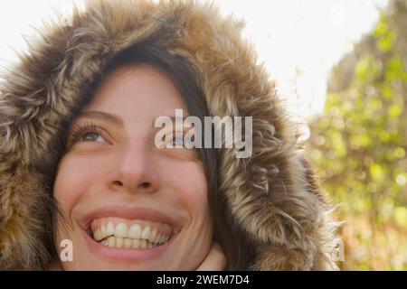 Close up of a smiling woman wearing un parka à capuchon Banque D'Images