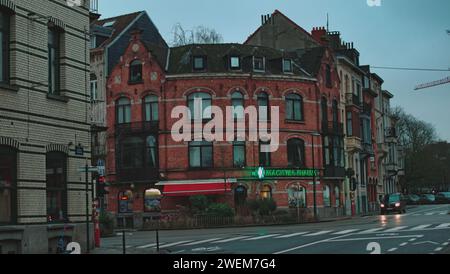 Bruxelles, Belgique. 25 janvier 2024. Rues de Bruxelles. Météo hivernale en Europe. Architecture de Belgique. Façade de pharmacie magistra Pharma Banque D'Images