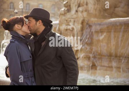 Couple kissing by fountain Banque D'Images