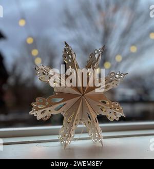 Décor d'étoile de papier devant une vue d'hiver Banque D'Images