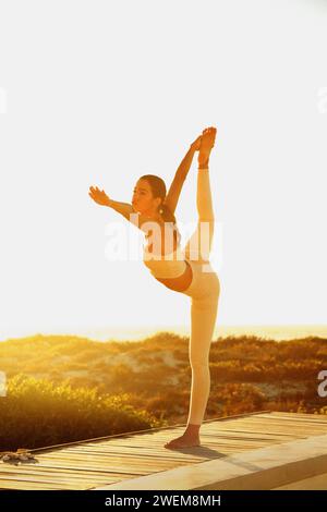 Young Woman Practicing Yoga sur la terrasse Banque D'Images