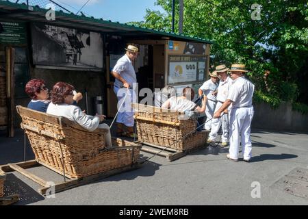 Touristes prêts pour le toboggan Ride sur les traîneaux traditionnels en osier Panier à Monte Funchal, île de Madère, Portugal Banque D'Images