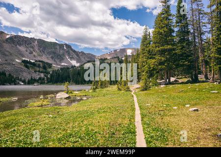 Sentier de randonnée le long de Diamond Lake, Colorado Banque D'Images