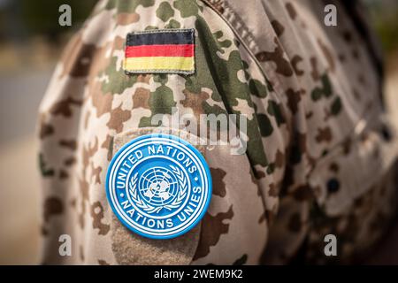 Juba, Soudan du Sud. 26 janvier 2024. L'écusson de l'ONU sur l'épaule d'un soldat de la Bundeswehr de la Mission des Nations Unies pour la MINUSS. Dans le contexte des combats actuels au Soudan, les entretiens de Baerbock se concentreront sur la question de savoir comment mieux coordonner les initiatives internationales de médiation et accroître la pression sur les parties au conflit. Crédit : Michael Kappeler/dpa/Alamy Live News Banque D'Images