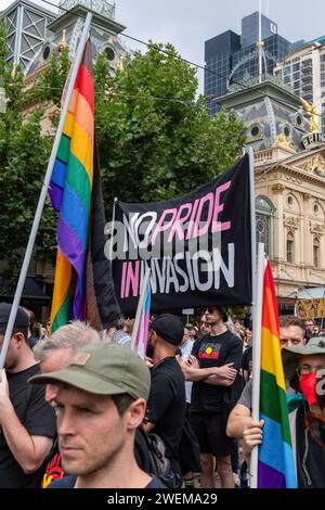 Melbourne, Australie. 26 janvier 2024. Une bannière « no Pride in invasion » vue lors de la manifestation annuelle du jour de l'invasion. La manifestation annuelle de la Journée de l'invasion à Melbourne a été organisée par les Australiens autochtones et leurs alliés, appelant à la fin de la célébration de la Journée de l'Australie et à la reconnaissance de la souveraineté autochtone à Melbourne en Australie. Crédit : SOPA Images Limited/Alamy Live News Banque D'Images