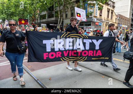 Melbourne, Australie. 26 janvier 2024. Les manifestants brandissent une banderole lors de la manifestation annuelle du jour de l'invasion. La manifestation annuelle de la Journée de l'invasion à Melbourne a été organisée par les Australiens autochtones et leurs alliés, appelant à la fin de la célébration de la Journée de l'Australie et à la reconnaissance de la souveraineté autochtone à Melbourne en Australie. Crédit : SOPA Images Limited/Alamy Live News Banque D'Images
