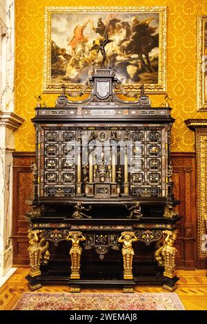 Meuble en ébène orné avec détails dorés dans la salle florentine du château de Peles, Sinaia, Roumanie Banque D'Images