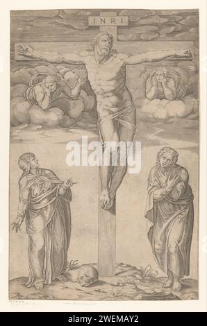 Kruisiging van Christus, anonyme, d'après Michel-Ange, en ou après 1485 - en ou après 1564 imprimer Paysage avec Christ sur la croix flanqué de Marie et Johannes. Deux anges de deuil sur les nuages. Gravure sur papier / gravure crucifié Christ avec Marie et Jean de chaque côté de la croix ; Saint Rood Banque D'Images