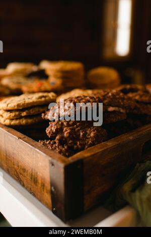 Assortiment de biscuits dans une boîte en bois rustique sur un fond sombre Banque D'Images