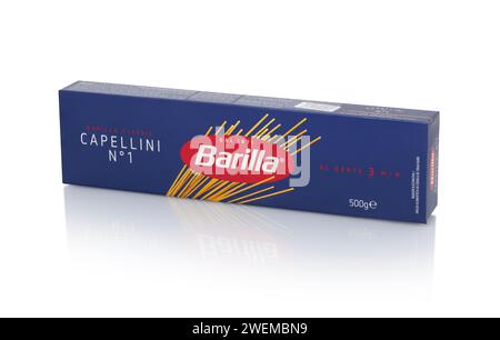 CHISINAU, MOLDAVIE - 25 janvier 2024 : Barilla Capellini num 1 pâtes italiennes isolées sur fond blanc. Barilla est une entreprise fondée comme boulangerie Banque D'Images