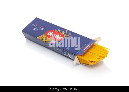 CHISINAU, MOLDAVIE - 25 janvier 2024 : Barilla Capellini num 1 boîte de pâtes italiennes ouverte isolée sur fond blanc. Avec masque Banque D'Images