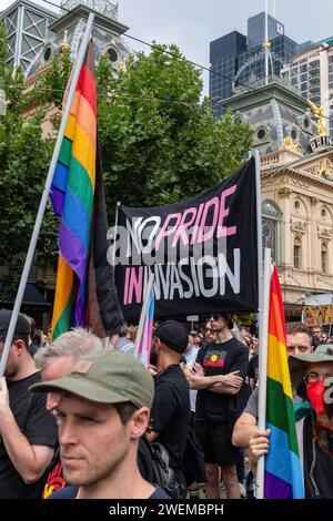 Melbourne, Australie. 26 janvier 2024. Une bannière « no Pride in invasion » vue lors de la manifestation annuelle du jour de l'invasion. La manifestation annuelle de la Journée de l'invasion à Melbourne a été organisée par les Australiens autochtones et leurs alliés, appelant à la fin de la célébration de la Journée de l'Australie et à la reconnaissance de la souveraineté autochtone à Melbourne en Australie. (Photo Michael Currie/SOPA Images/Sipa USA) crédit : SIPA USA/Alamy Live News Banque D'Images