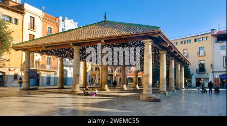 Granollers, Espagne - 30 décembre 2023 : place de la Porxada à Granollers, Catalogne, Espagne, à Noël. La Porxada est un porche du 16e siècle avec colonne Banque D'Images