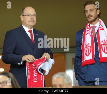 Monaco, Monaco. 27 septembre 2017. Photo de dossier datée du 26 septembre 2017 du Prince Albert de Monaco et de son neveu Pierre Casiraghi regardant le match de football entre L'AS Monaco et le FC Porto au stade Louis II de Monaco. - Dmitry Rybolovlev, le propriétaire russe de L'AS Monaco, envisage de vendre le club et aurait déjà reçu deux offres préliminaires. Dmitry Rybolovlev a acheté 66 % des parts du club en 2011 et le Prince Albert II de Monaco est actionnaire minoritaire avec 33 %. Photo de Patrick Clemente/ABACAPRESS.COM crédit : Abaca Press/Alamy Live News Banque D'Images