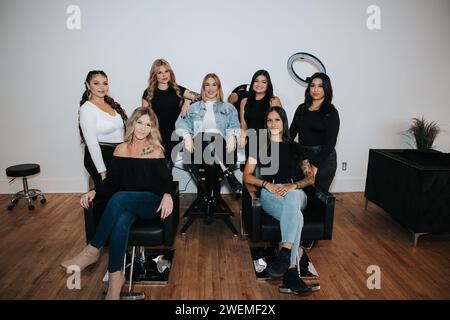 Six techs de cils féminins s'unissent pour une promotion commerciale puissante Banque D'Images