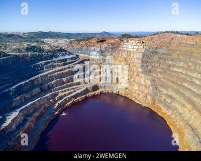 Vue aérienne par drone de Corta Atalaya avec des niveaux miniers à ciel ouvert. Excavation profonde de pyrite et extraction de minéraux de cuivre et d'or dans min Banque D'Images