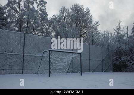 but de football couvert dans la neige en hiver Banque D'Images