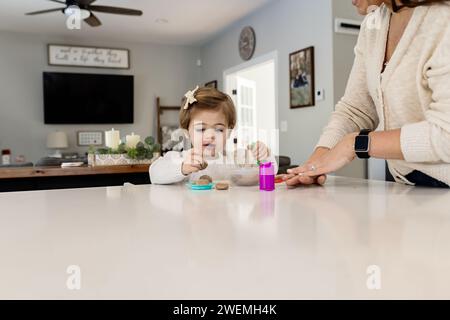 Petite fille et maman jouant avec Play Dough Banque D'Images