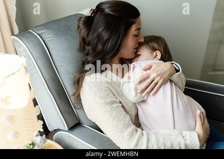 Mère berçant son enfant avant l'heure de la sieste Banque D'Images